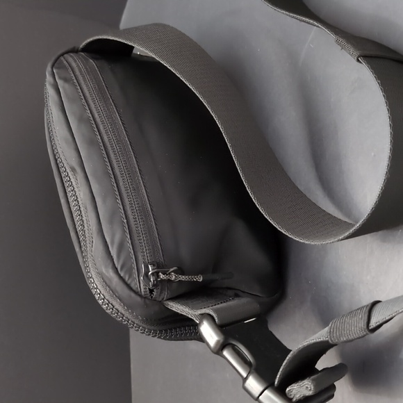 Lululemon Athletica Everywhere Woman's Belt Bag, Black. - Picture 5 of 11